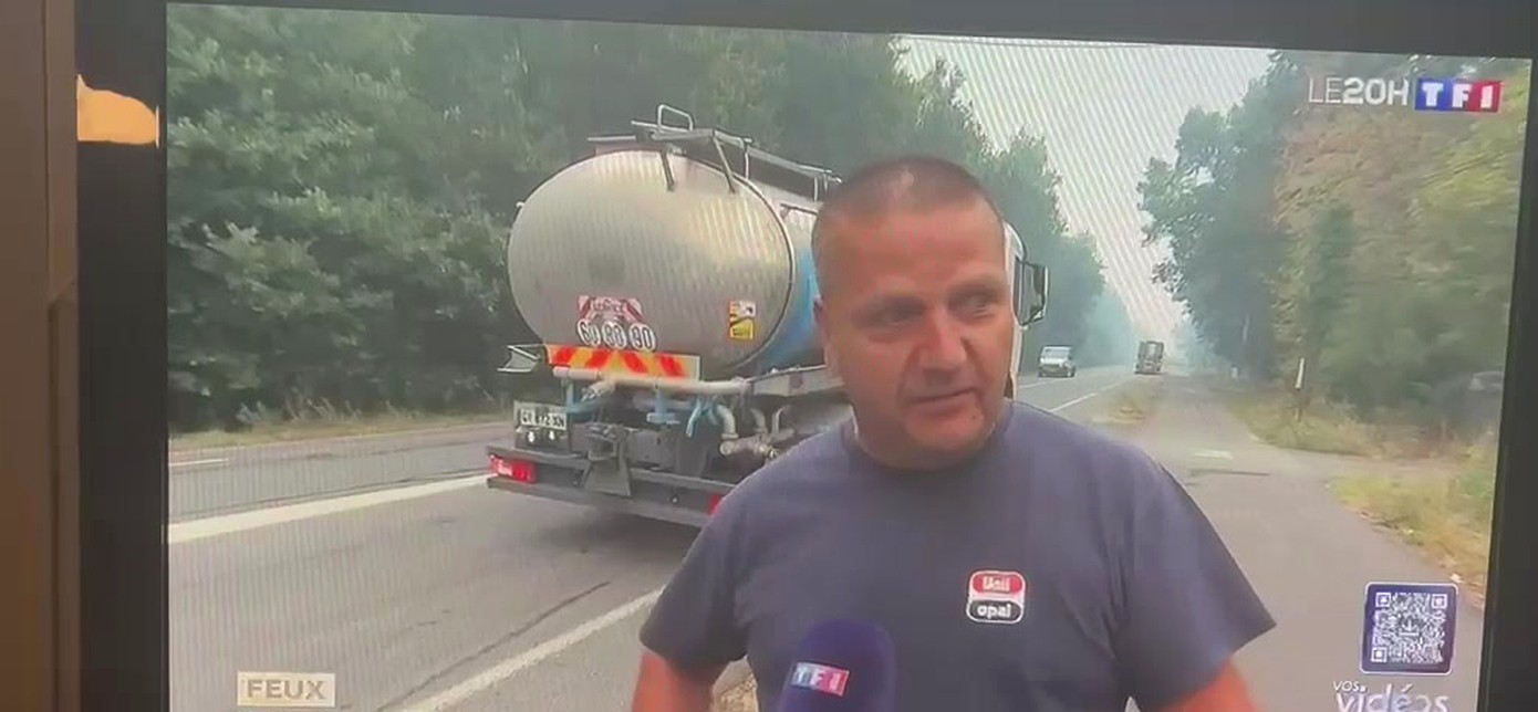 Maurice Julien, fondateur de JMGC Le Porteur d'Eau, interviewé par TF1 devant son camion citerne pendant les feux de Gironde en 2022